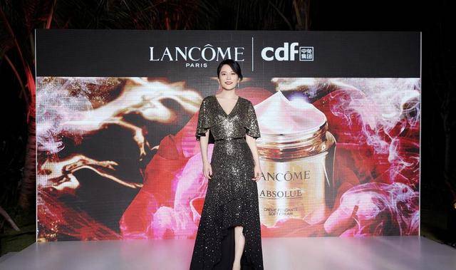 设计 俞飞鸿真的太美!长款牛仔外套配白衬衫简约大气,看不出已经49岁