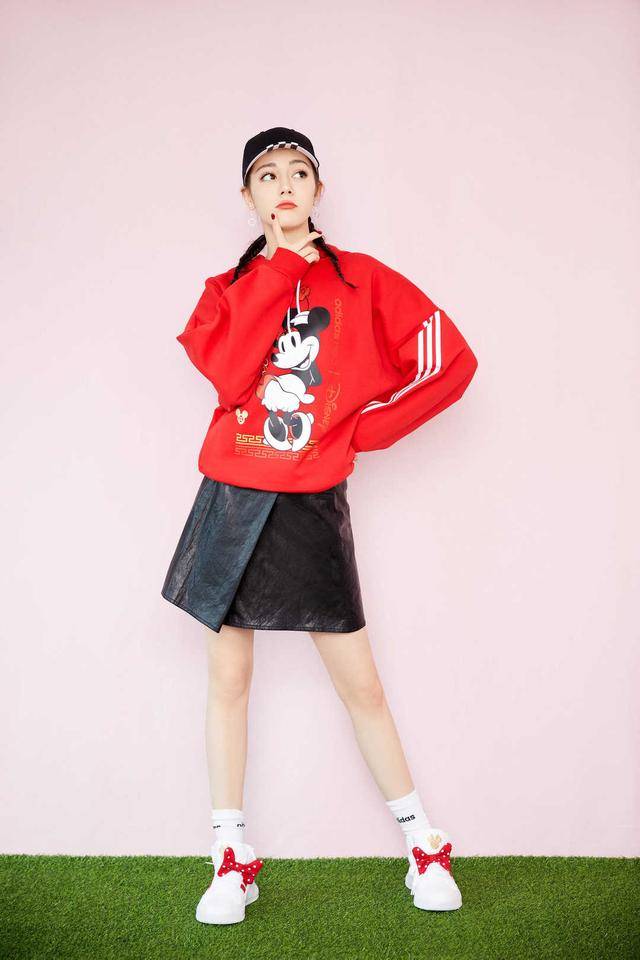 黑色 迪丽热巴把“液体裙”穿火了！搭配黑色短靴时髦酷炫，高级精致