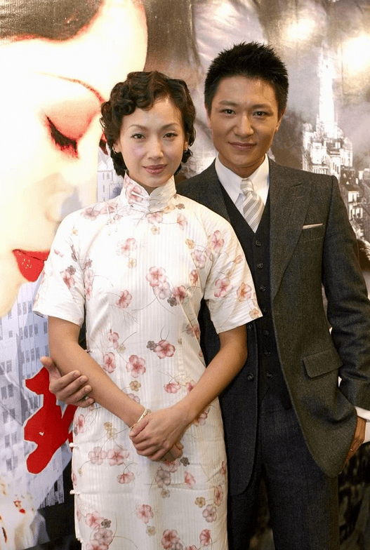 效果 吴倩莲明明半百的年纪，可穿印花旗袍却一点不老气，太有韵味了