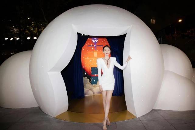 设计 童瑶逆袭彻底变成章子怡!穿白色紧身裙气质大变,优雅到骨子里