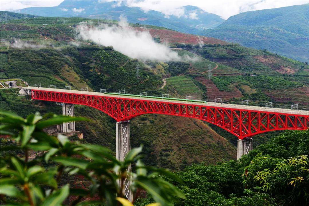 中老昆万铁路今日全线通车