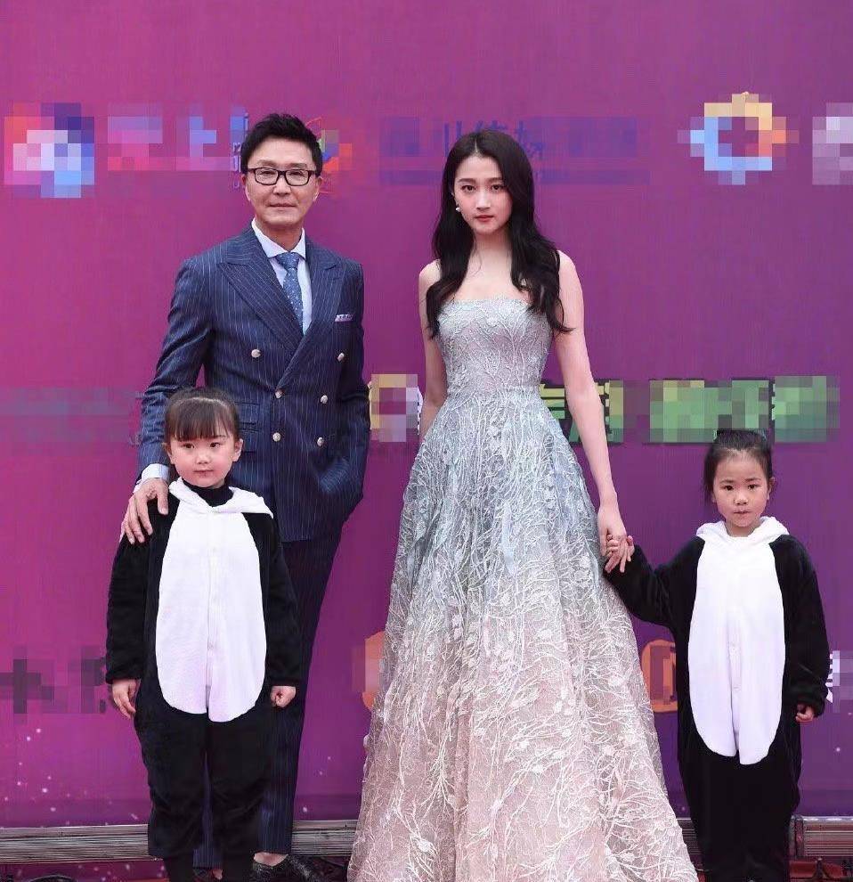 情侣 关晓彤“穷叉叉”火了，但她的影楼裙却美出新高度