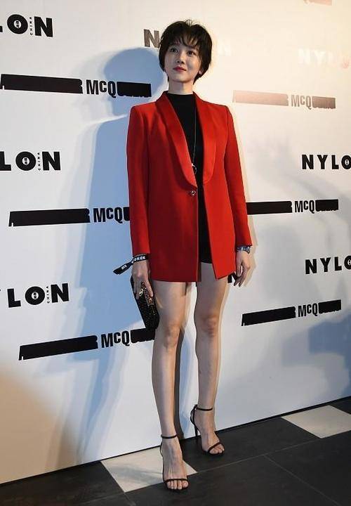 整体 陈小纭打扮得挺“显成熟”,红色裙子挺亮眼,但黑袜配凉鞋看不懂