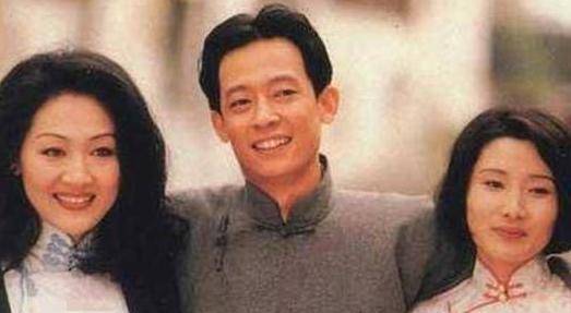 王志文富豪老婆近照曝光，45岁长发披肩气质突出，夫妻同框似父女封面图