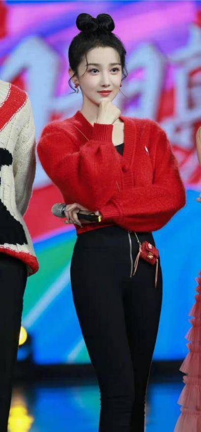 整体 陈小纭打扮得挺“显成熟”,红色裙子挺亮眼,但黑袜配凉鞋看不懂