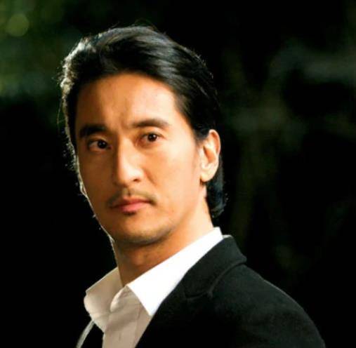 "人鱼小姐"钟丽缇:二婚苦,三婚带三个女儿嫁小丈夫,幸福美满_严铮