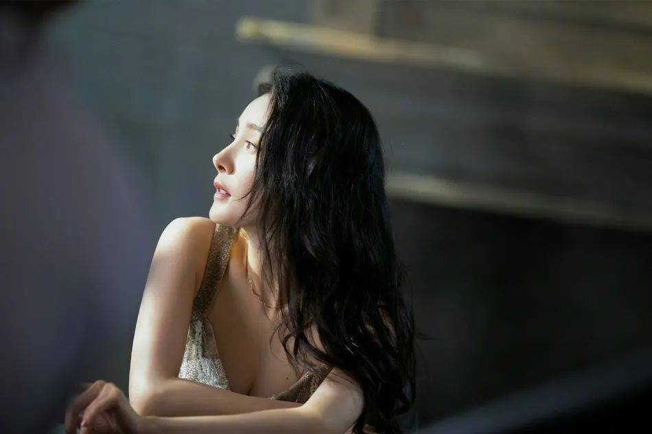 二八定律 杨幂穿着深V礼服裙大秀香肩！雪肤玉貌太性感美艳