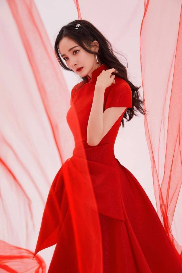 设计 杨幂最新广告造型曝光,穿黑色深V礼服配盘发,展现成熟女人魅力