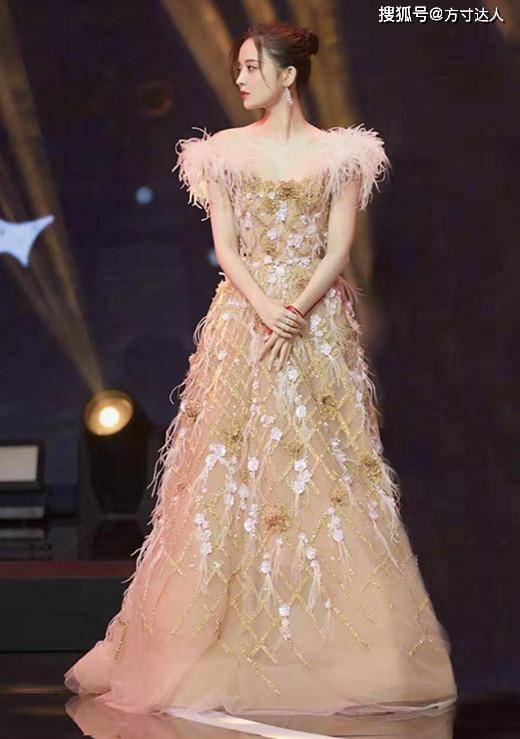 玲珑 古力娜扎令人惊艳，一身金孔雀造型宛如仙女，玲珑有致身材是一绝