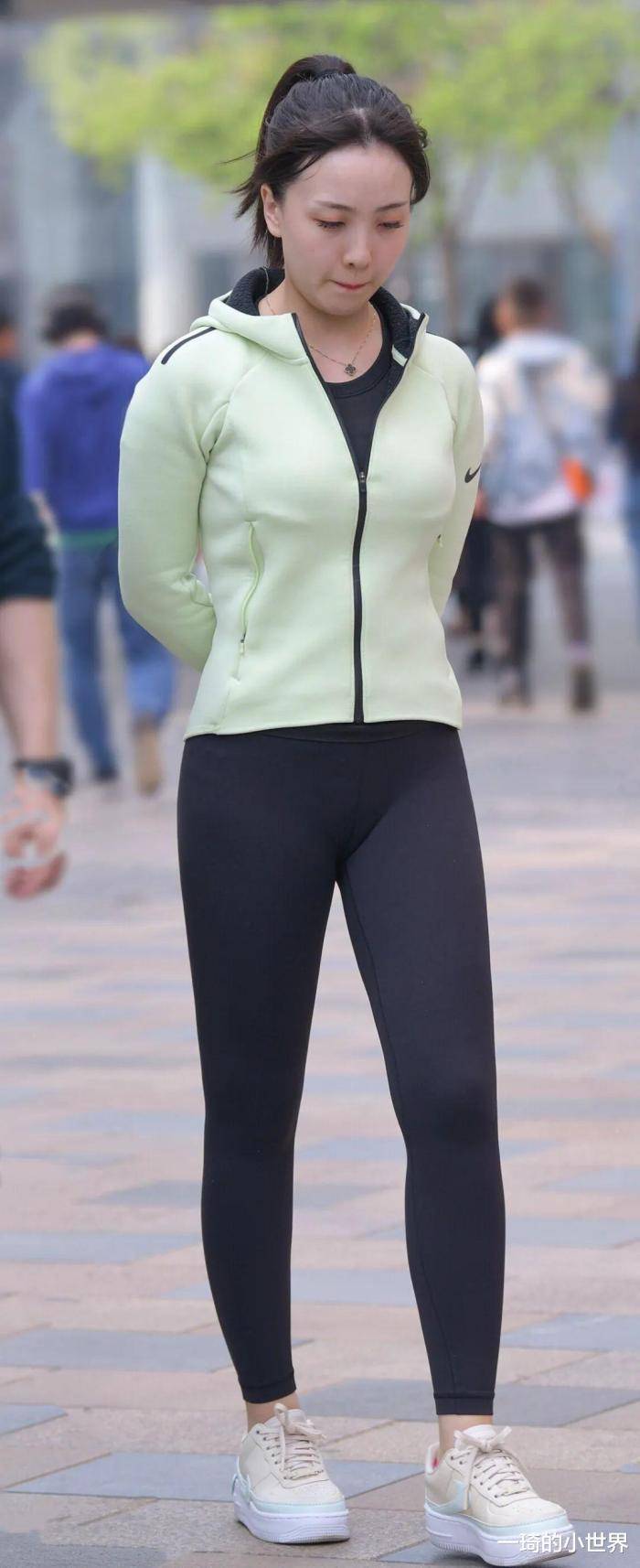 -End- 身材壮实的小姐姐，穿瑜伽裤绝了