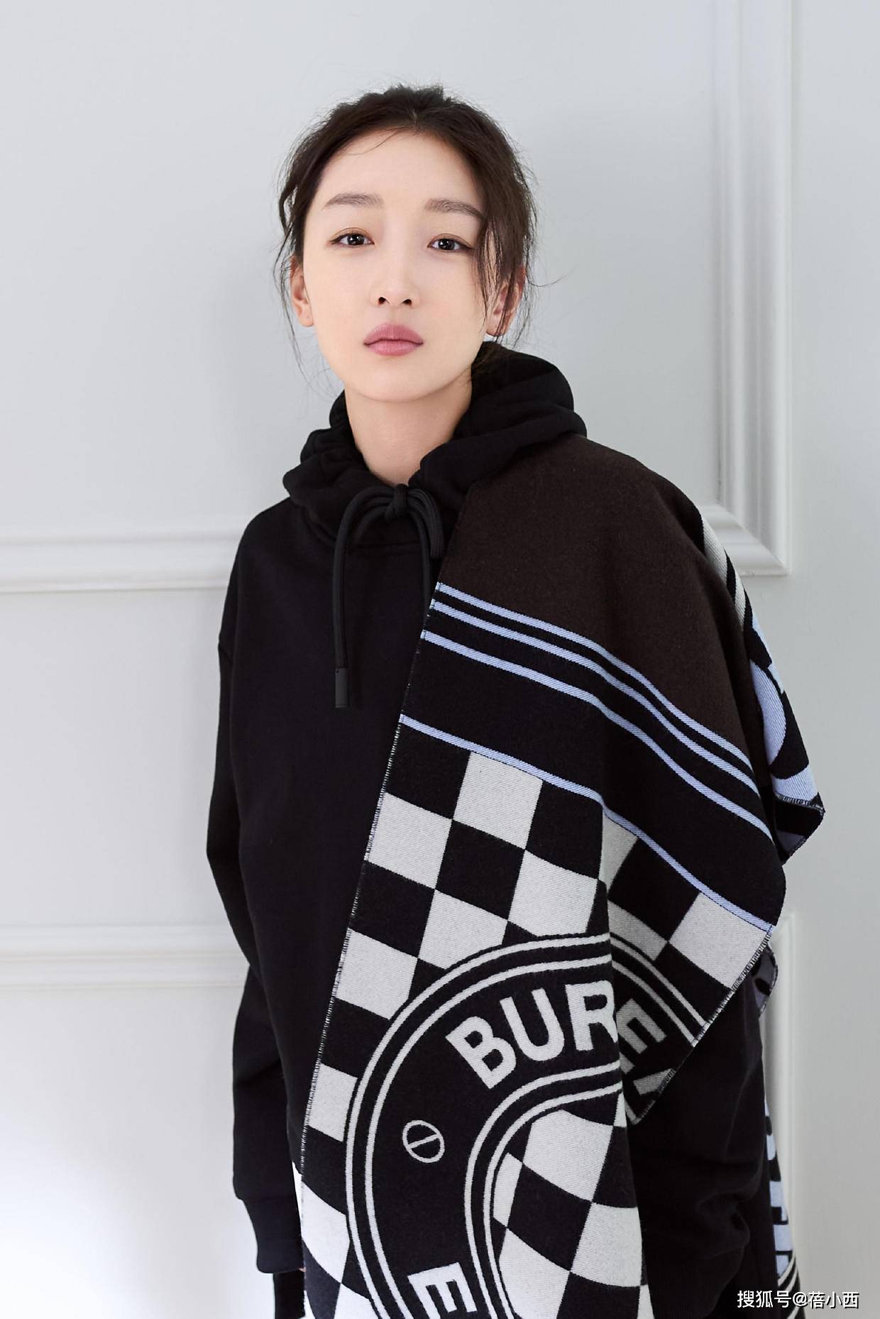 注入 周冬雨的气质藏在骨子里,穿黑色挂脖亮片裙亮相,一般人驾驭不了