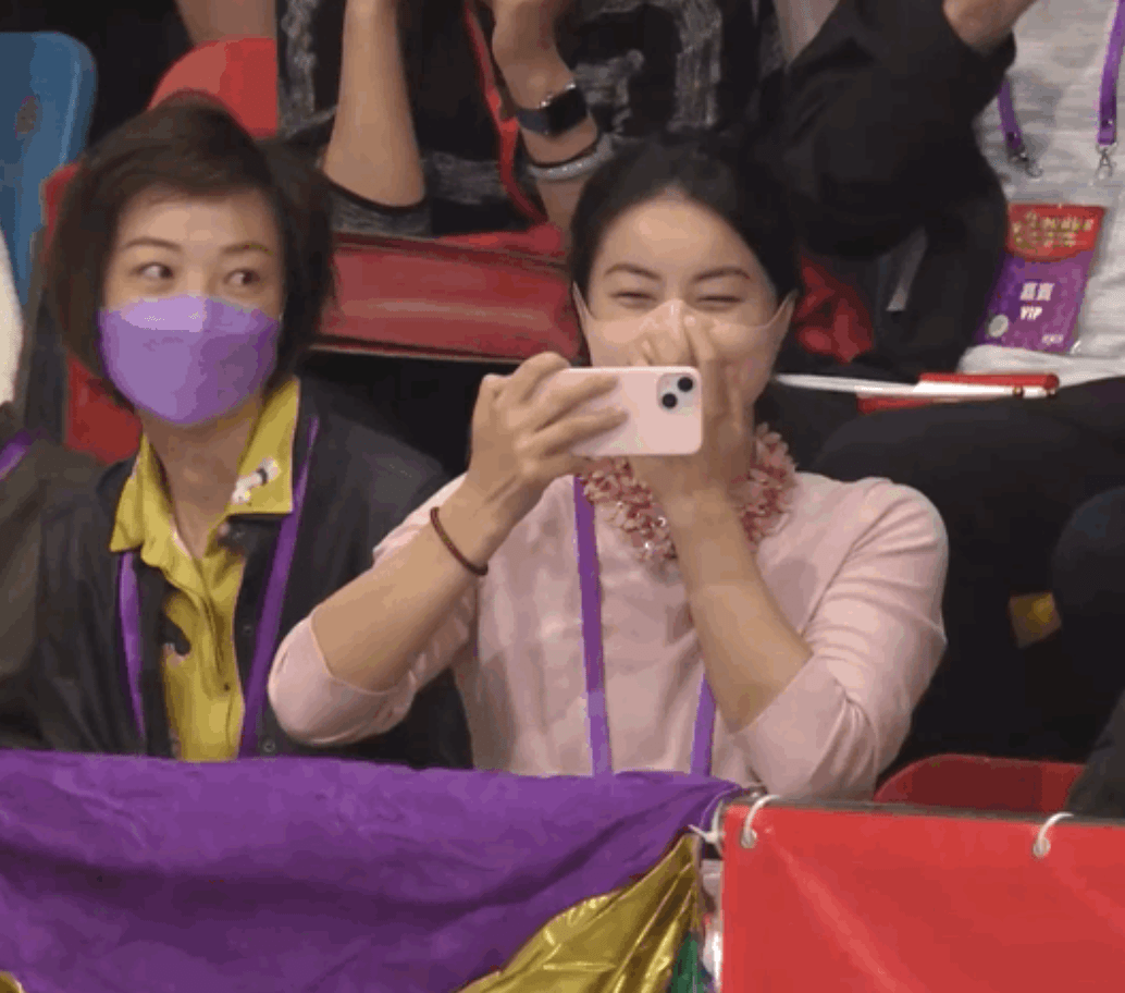 四大|张怡宁带女儿观看马龙许昕表演，郭晶晶捂嘴笑，四大奥运冠军合照