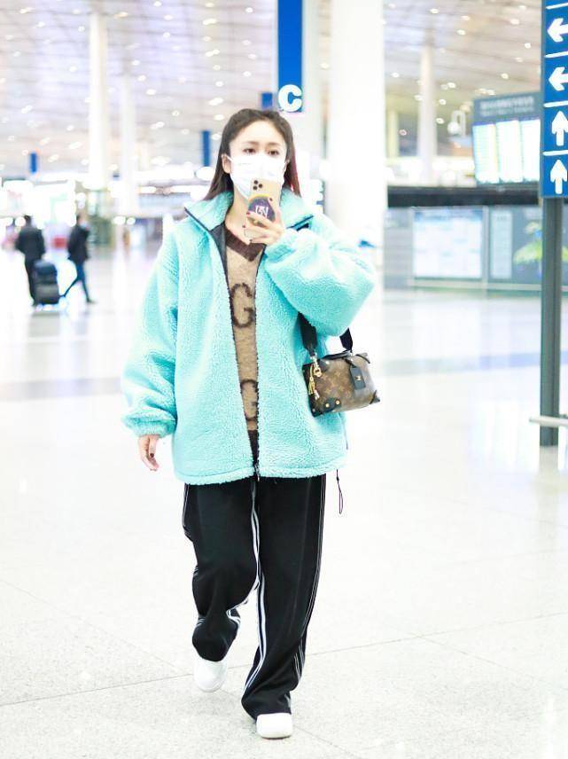 老公 刘芸在老公身边像个孩子，穿宽大棉服系错扣，意外显得挺有个性