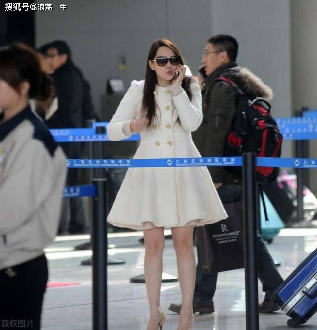 黑色 52岁伊能静真洋气，穿格纹外套还背羽绒服，像是披了条“毯子”