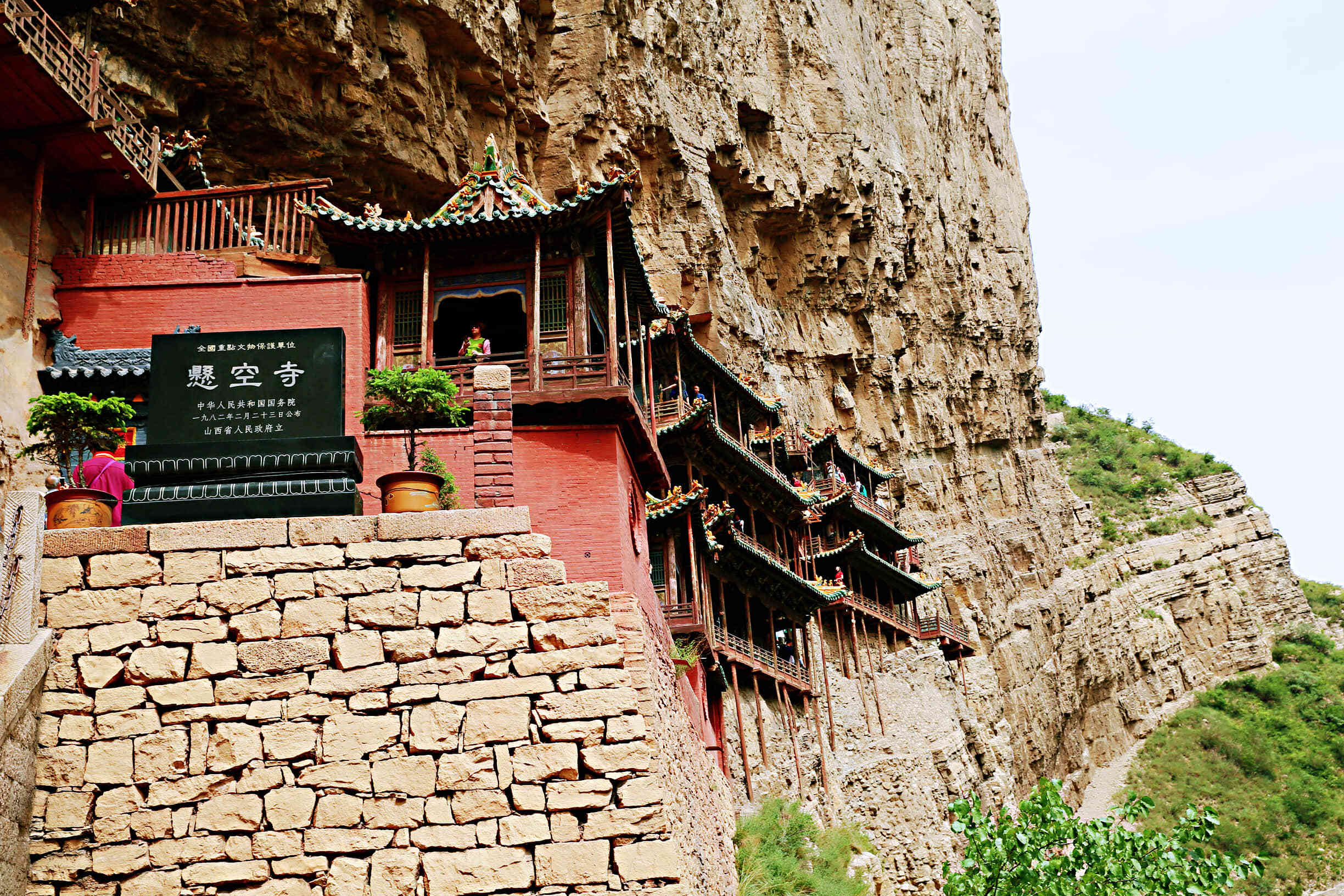 山西一座千年古寺，建在悬崖绝壁上，用木头承重千年不倒令人称奇