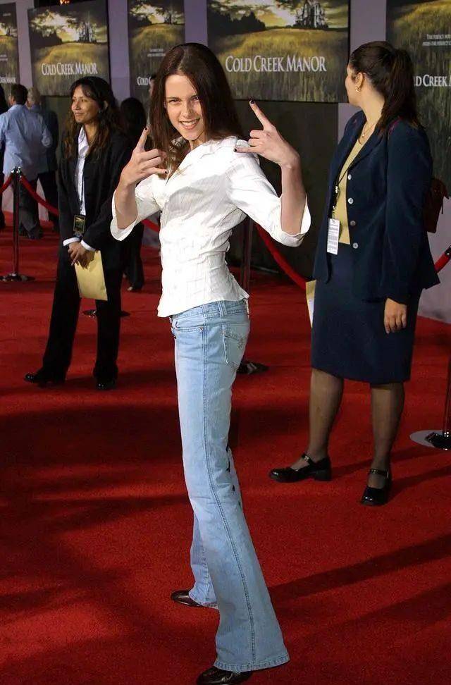 漂亮|《斯宾塞》上映,人间扳手克里斯汀身材诱惑,“维纳斯的酒窝”也太醉人了