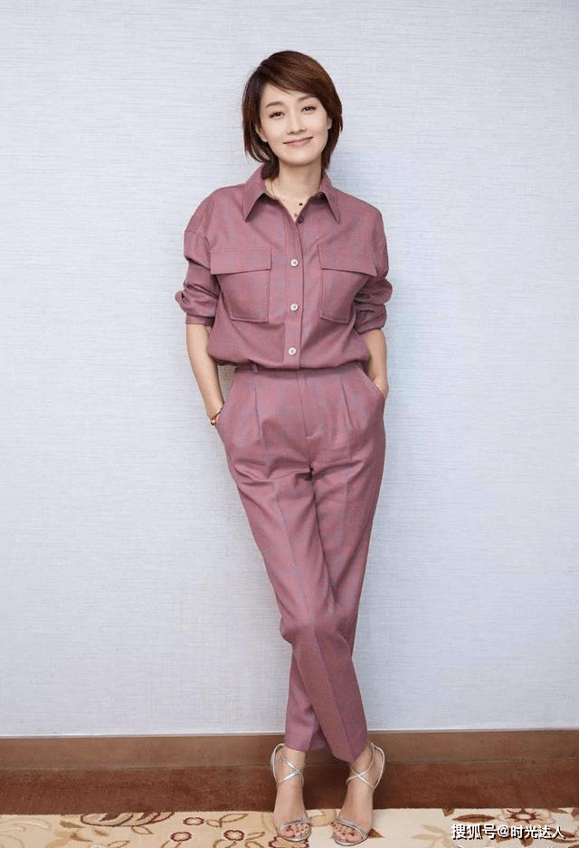 身材 马伊琍认真穿搭起来真高级，斗篷式连衣裙配中筒靴，气场开挂好美