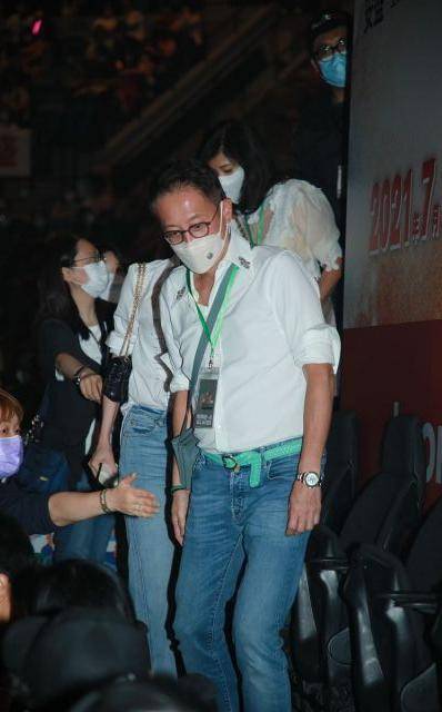 李嘉欣 李嘉欣携老公现身黎明演唱会,穿情侣装秀恩爱,男方绿腰带太扎眼