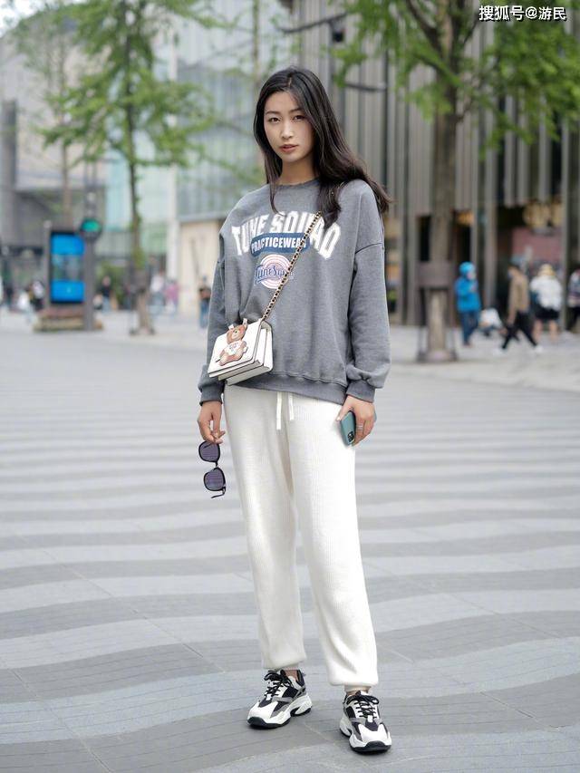 卫衣 入秋后穿什么?试试这款“小白裤”,时髦有型,搭西装卫衣都好看