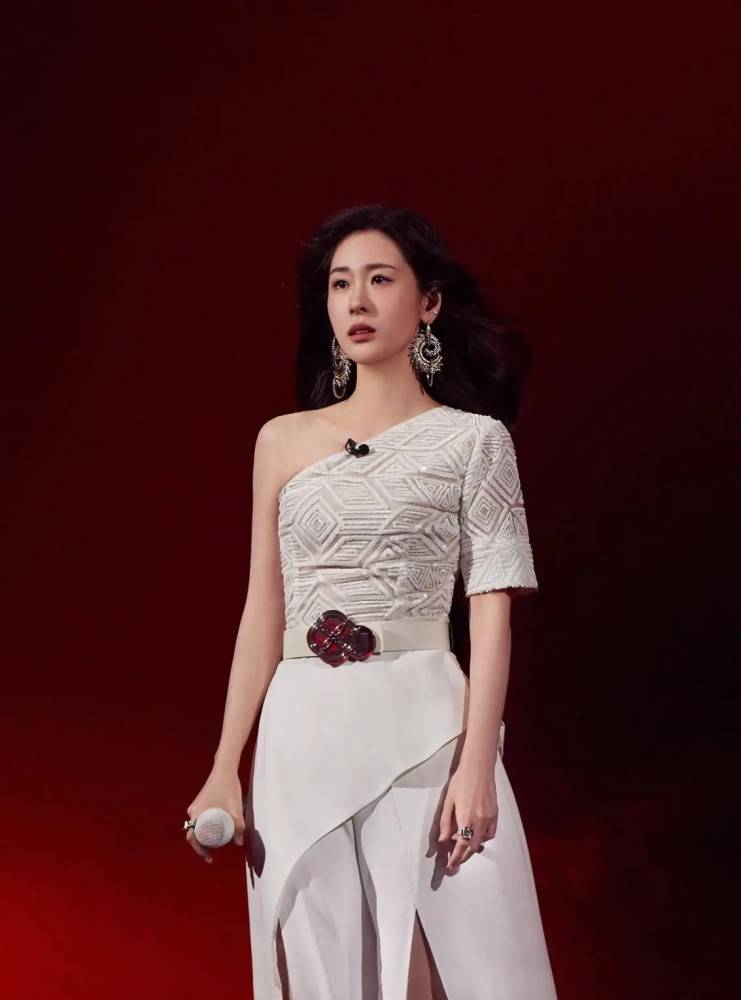 整体 张碧晨生过孩子的身材依旧在线,斜肩礼裙优雅大方,时尚辣妈无疑