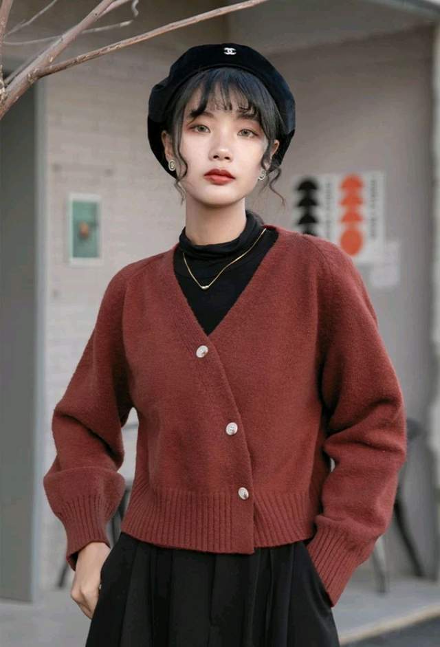 颜色 40岁了又如何？会穿衣打扮才显年轻，可以试试针织开衫搭配裙子