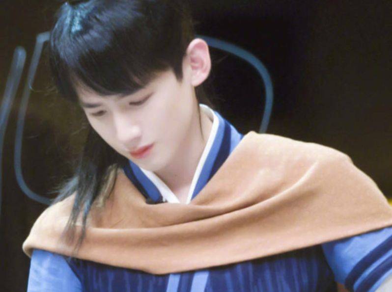 新川|剧没拍完就提前磕？白敬亭田曦薇《新川日常》路透，弹脑门甜到爆