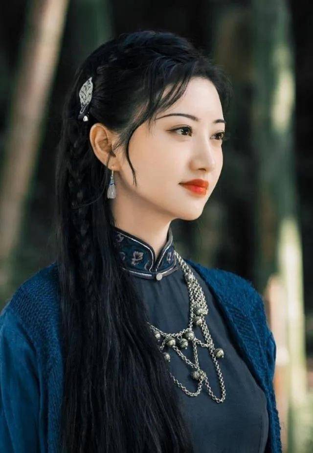 清波 笑靥如花，旗袍裹身，美的明艳不可方物