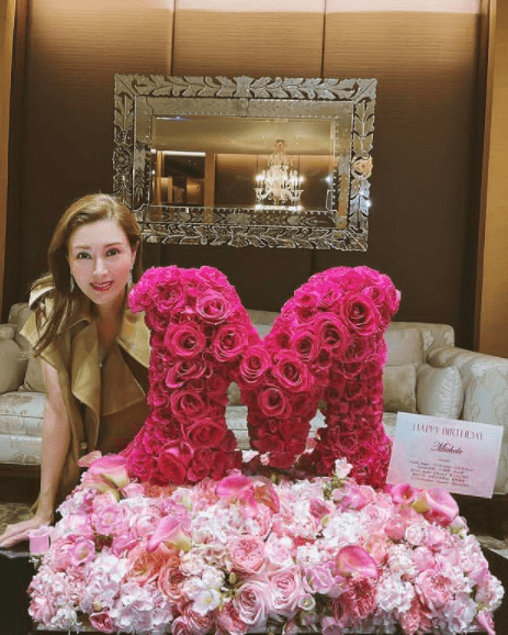 李嘉欣 李嘉欣携老公现身黎明演唱会，穿情侣装秀恩爱，男方绿腰带太扎眼