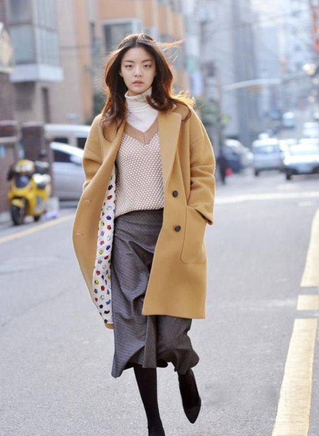 整体 “大衣+高领毛衣”才适合中年女人,5种叠穿方案,时髦整个冬天