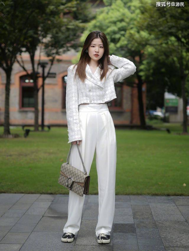 卫衣 入秋后穿什么?试试这款“小白裤”,时髦有型,搭西装卫衣都好看