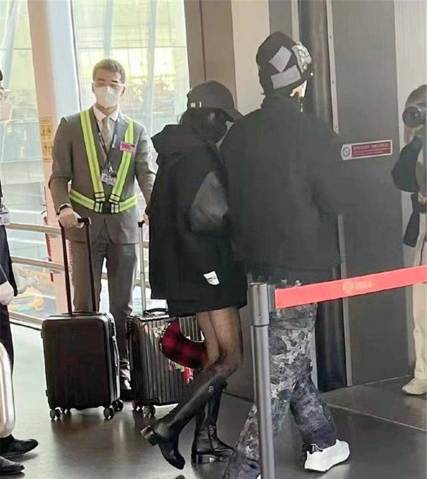 黄明昊 美出新高度!杨幂穿黑丝袜大秀长腿,低调与19岁小鲜肉同行!