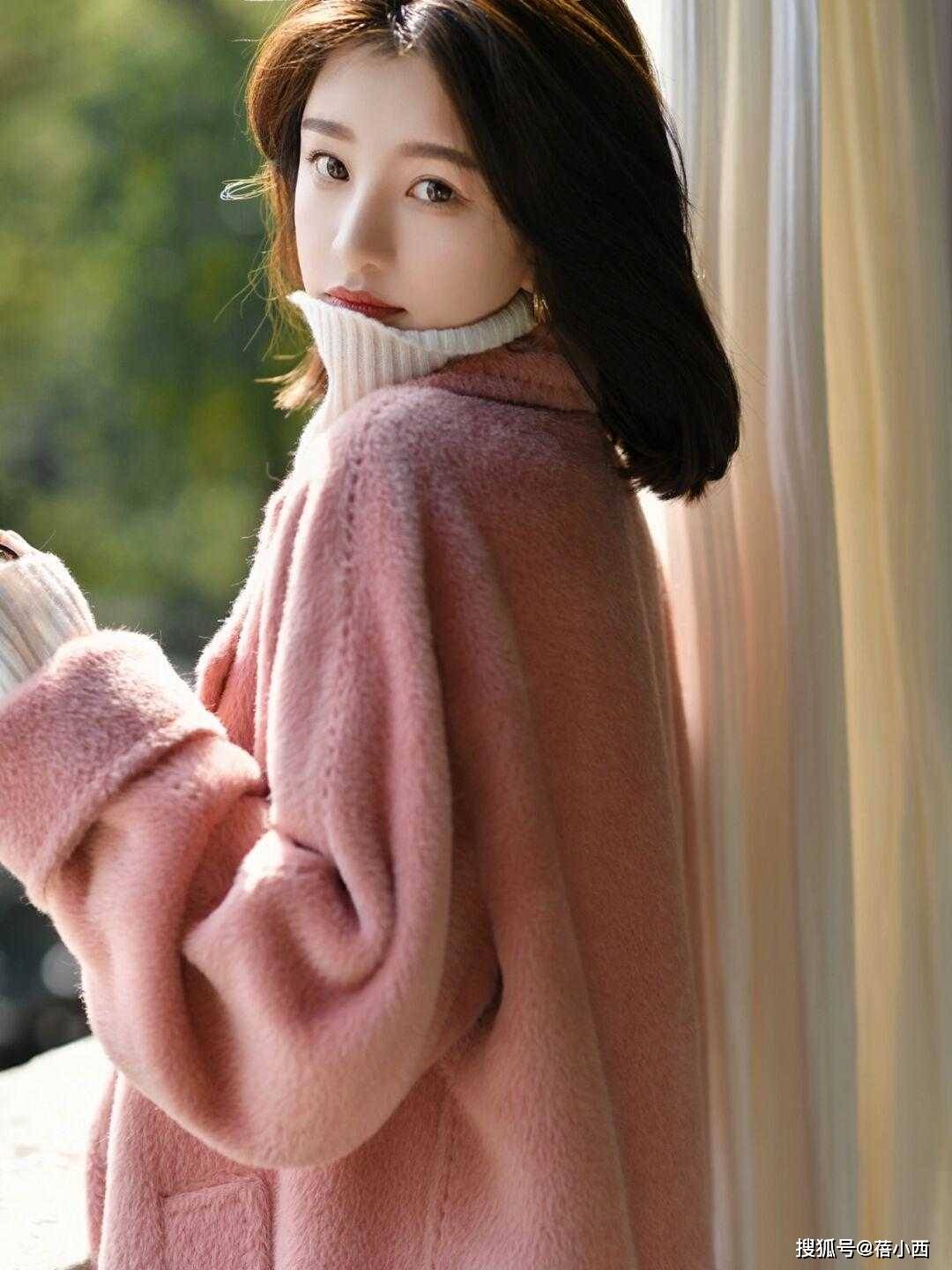 高领衫 不管奔三奔四，买大衣就选“樱花粉”减龄色，穿上不动声色就很美