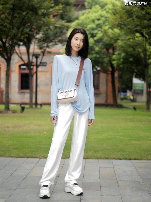 卫衣 入秋后穿什么?试试这款“小白裤”,时髦有型,搭西装卫衣都好看