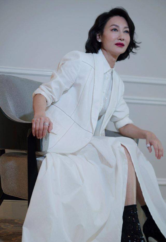 大衣 61岁惠英红不服输,大衣配西装走潮流风,衣品人品双在线