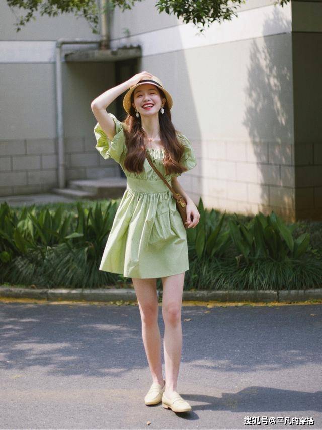 帆布鞋 初夏，“连衣裙”这样穿，气质优雅又时髦，每天出门不重样