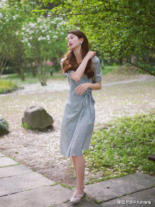 帆布鞋 初夏，“连衣裙”这样穿，气质优雅又时髦，每天出门不重样