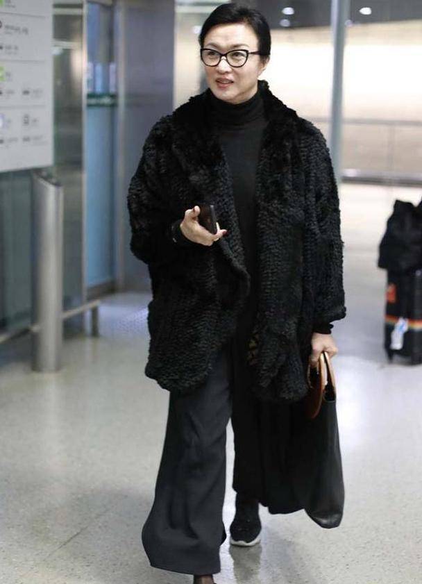 黑色 全黑色的搭配，就会显得比较单调，而且黑色比较暗沉