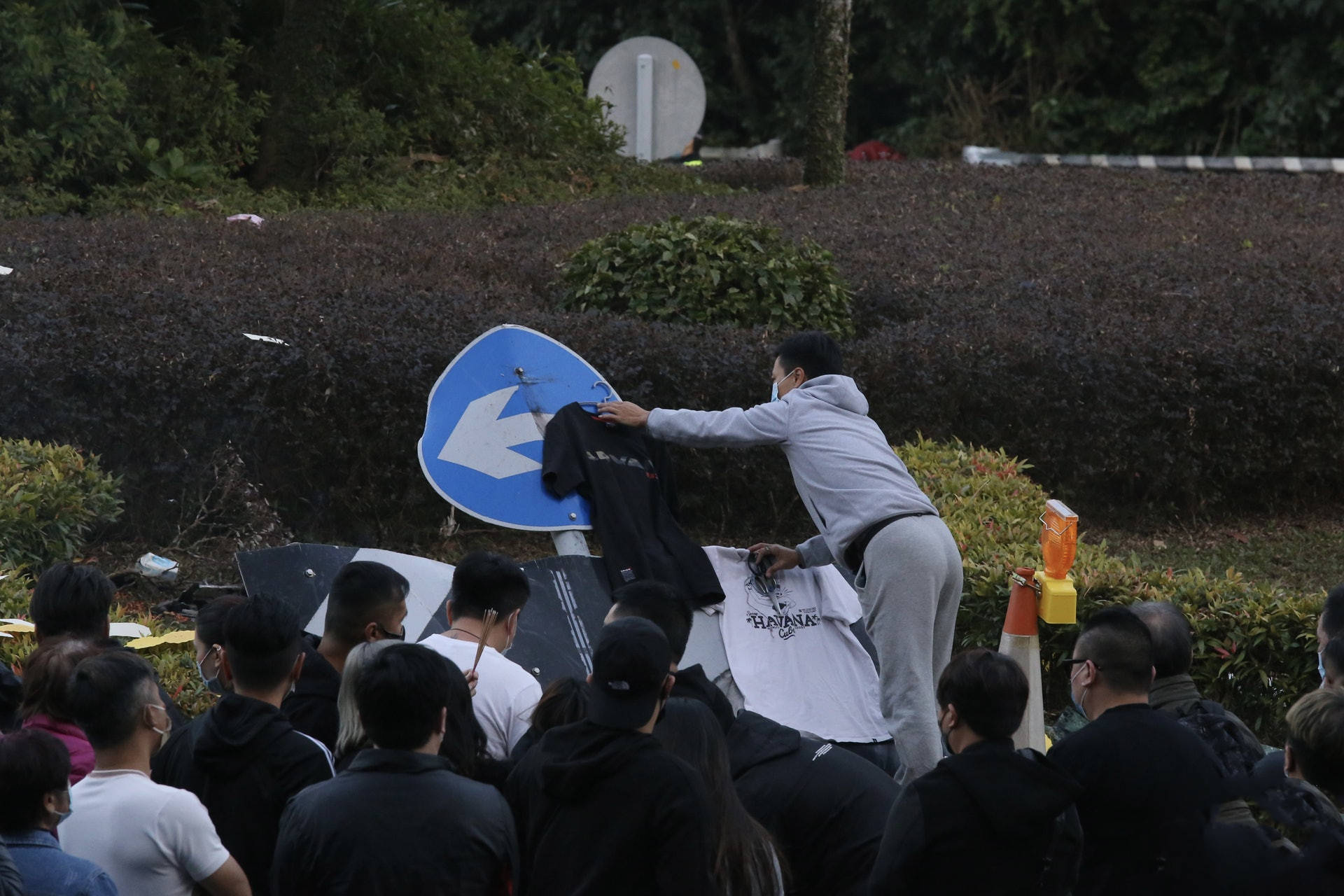 成奎安25岁孙子车祸去世,50多位亲友路祭,现场摆满祭品道士现身_成