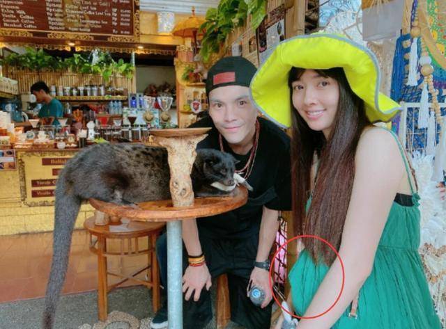 郭碧婷|郭碧婷近照曝光，狗狗遮孕肚，面色红润心情好