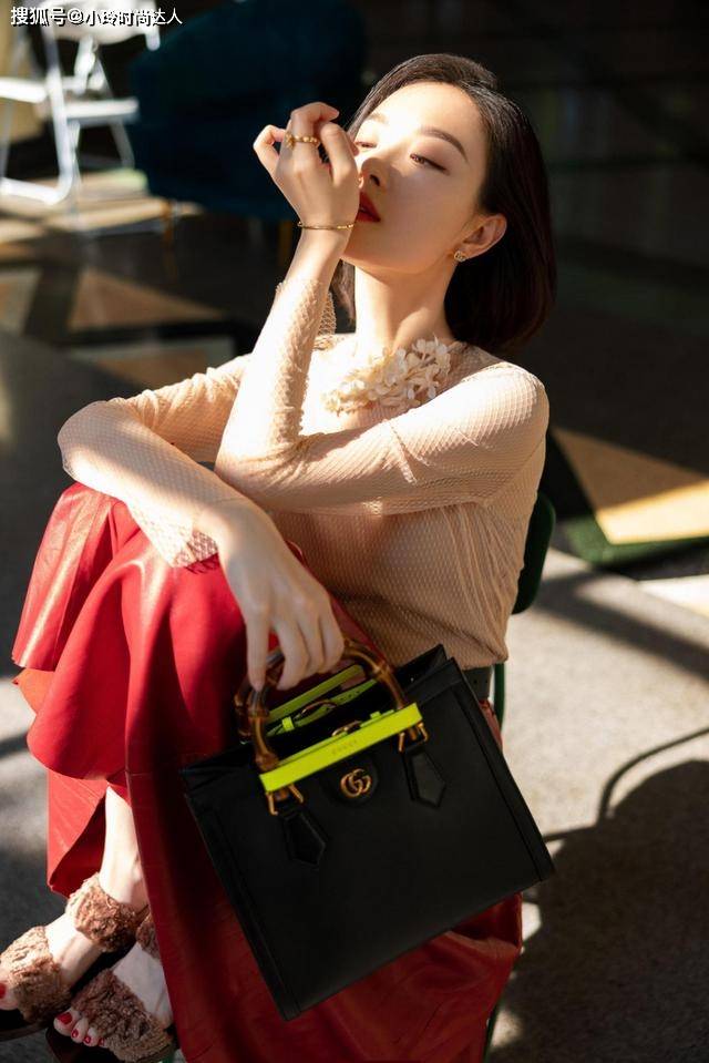 Top 精致的女人很少穿小黑裙,都爱上了这条“姨妈裙”,看倪妮就知道