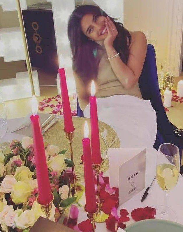 腰肢 乔普拉的当日穿搭造型分析