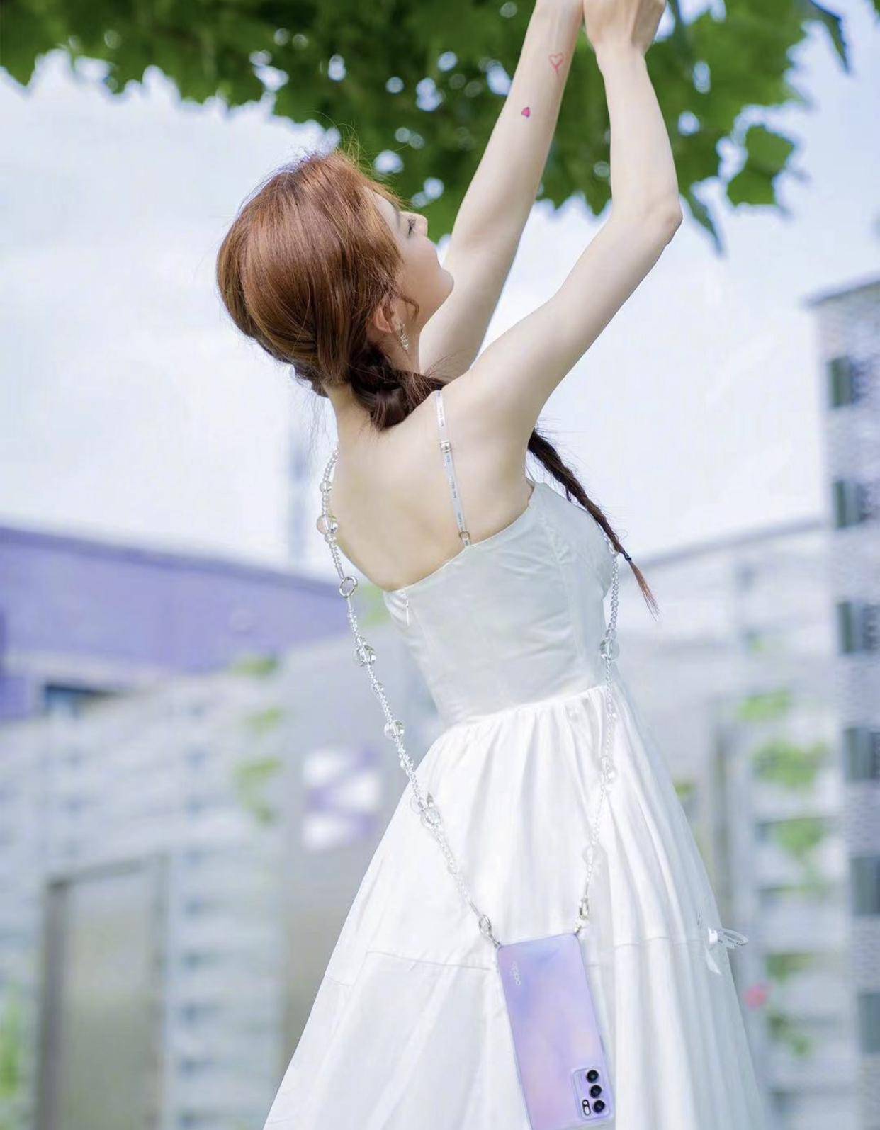 徐璐上某综艺活动照曝光白色短款西装配牛仔裤瘦得让人心疼