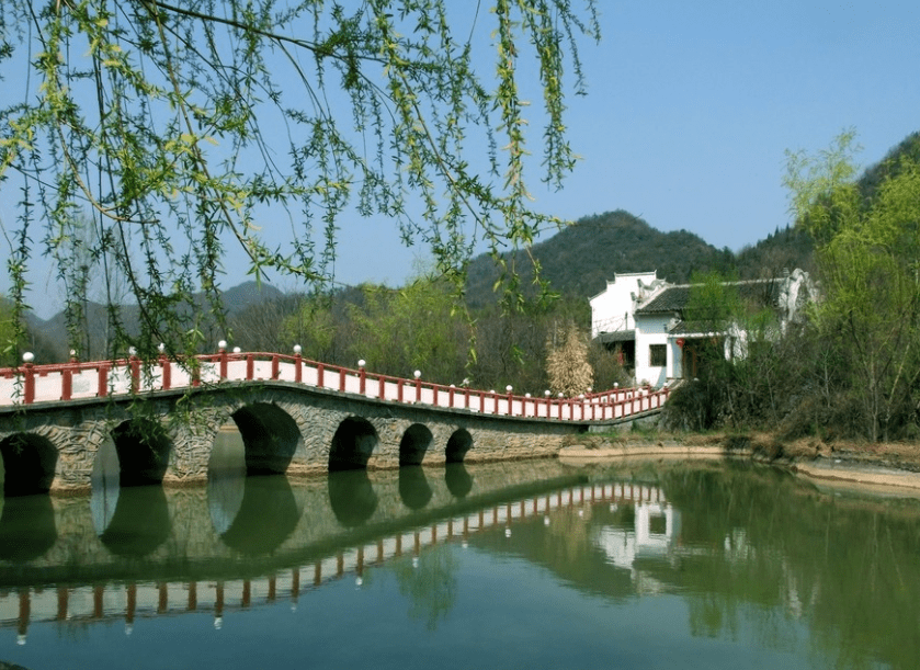 湖北一座冷门景区走红，素以“小九寨沟”自居，风景优美游客稀少