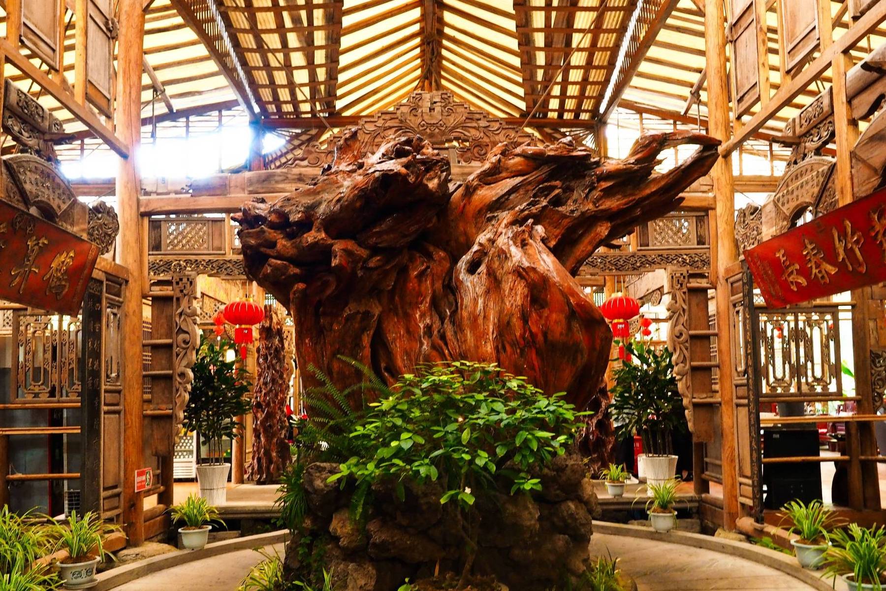 云南腾冲一家美食店，形如一座木雕博物馆，里面的私房菜更是一绝
