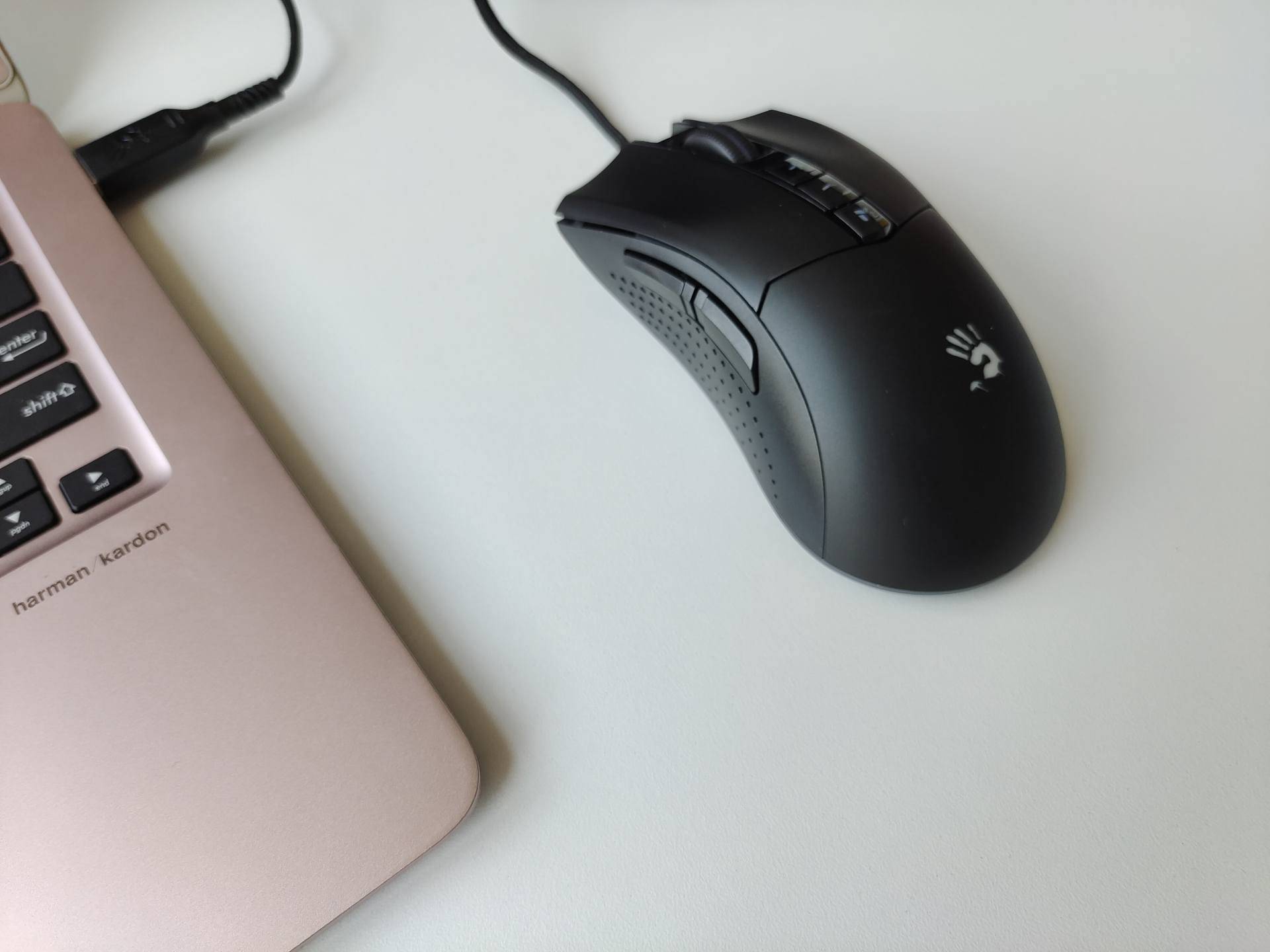 手握血手幽灵ES9Pro鼠标,游戏仿佛开了挂,畅快淋漓带你飞