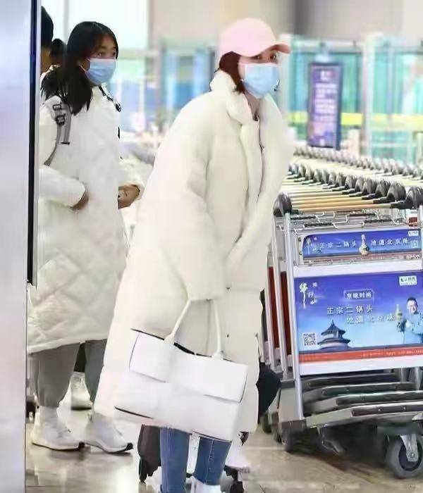 颜色 佟大为一家走机场阵仗可真大！关悦裹成粽子，母女仨伺候宝贝儿子