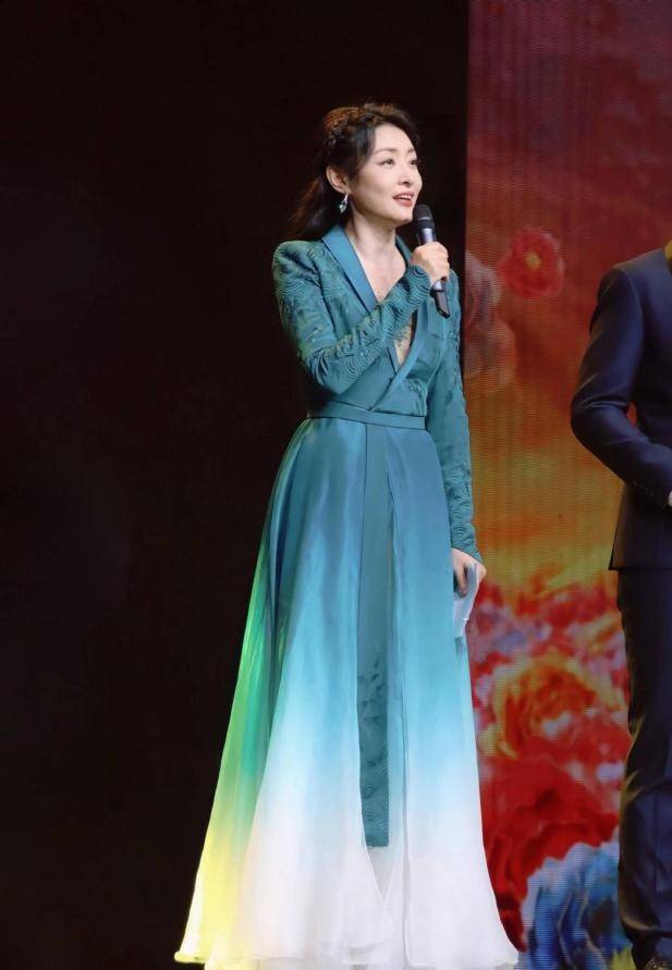 设计 周涛真是越老越美！一袭青色刺绣裙优雅又高级，真给60后长脸