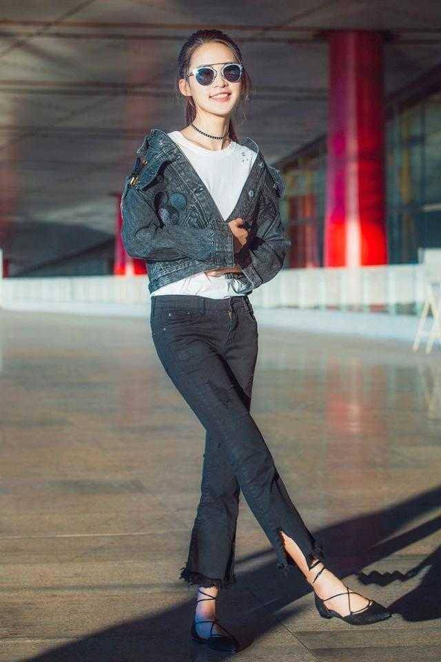 仙女 李沁仙女气质十足,编发造型搭配白色露背连衣裙,秒变神仙姐姐