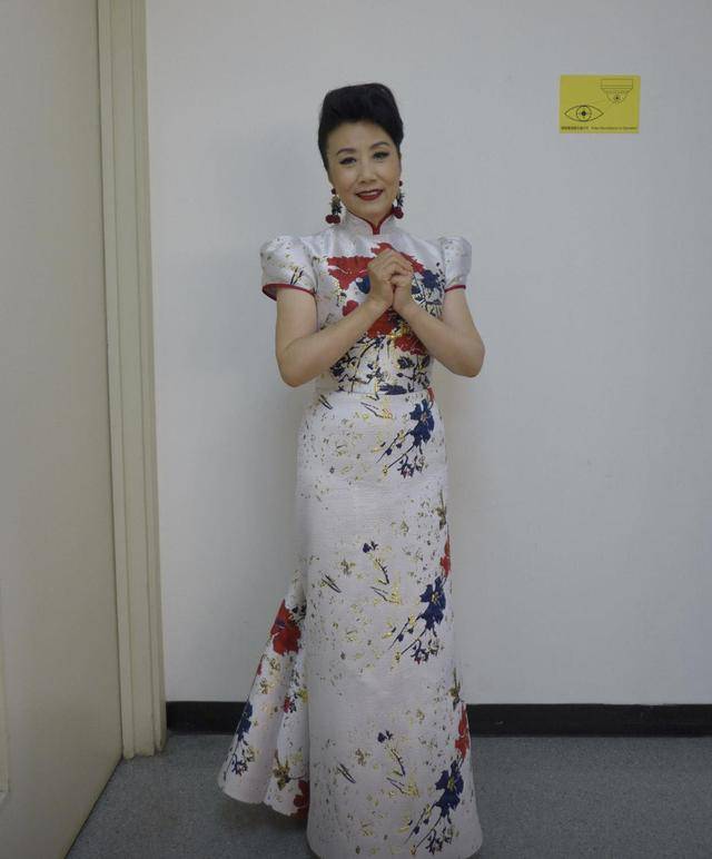 身材 汪明荃穿衣真胆大，身穿紧身紫色上衣，72岁身材依然凹凸有致