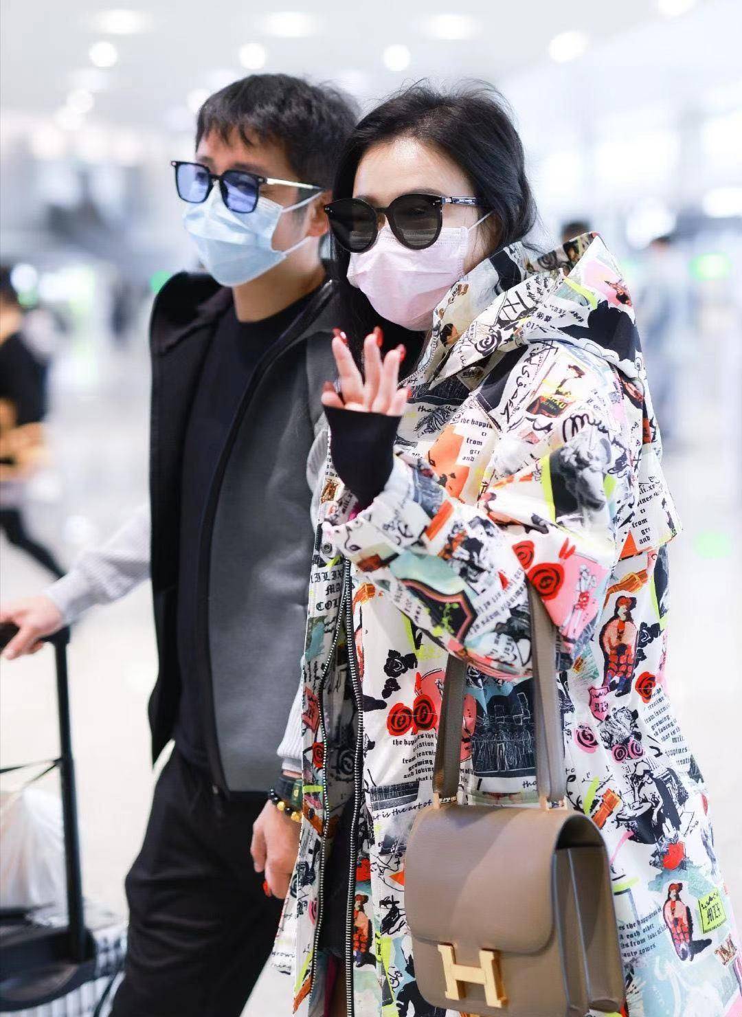 颜色 佟大为一家走机场阵仗可真大！关悦裹成粽子，母女仨伺候宝贝儿子